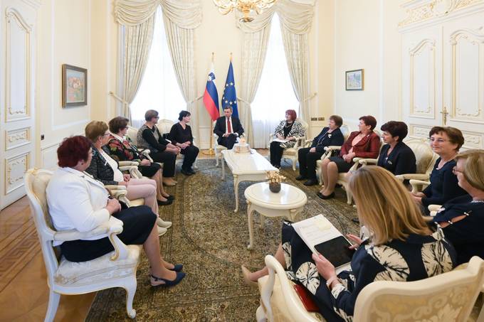 Predsednik Republike Slovenije Borut Pahor je danes dopoldne v Predsedniški palači sprejel slovenske podeželske ženske, ki so doslej prejele naziv kmetica leta, in predsednico Zveze kmetic Slovenije Ireno Ule